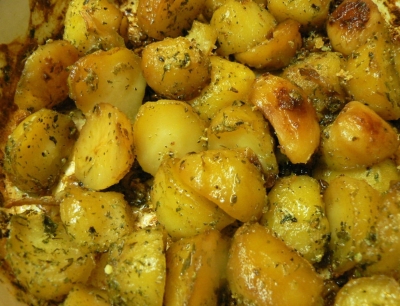 Sviestā cepti jaunie kartupeļi ar dillēm un ķiploku