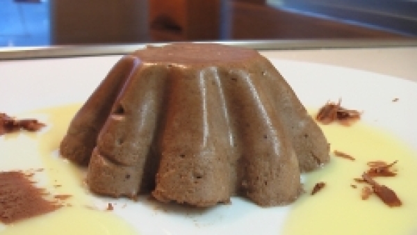 Десерт "Шоколадный крем" с ванильным соусом