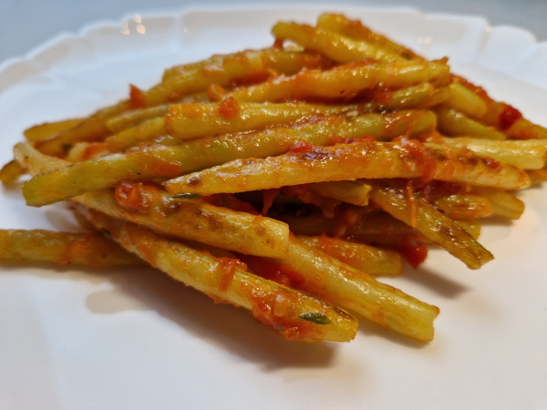 Sviesta pupiņas asā tomātu mērcē