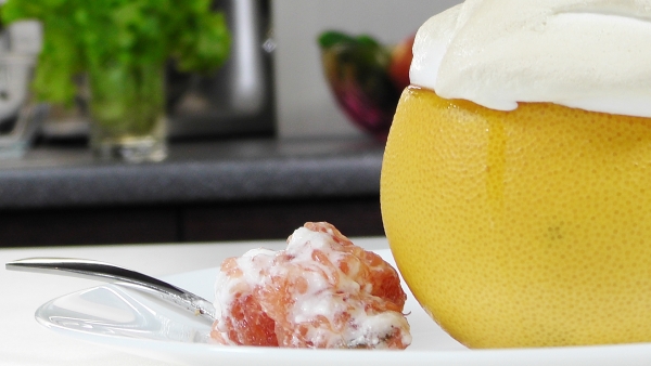 Десерт из меренги и грейпфрута